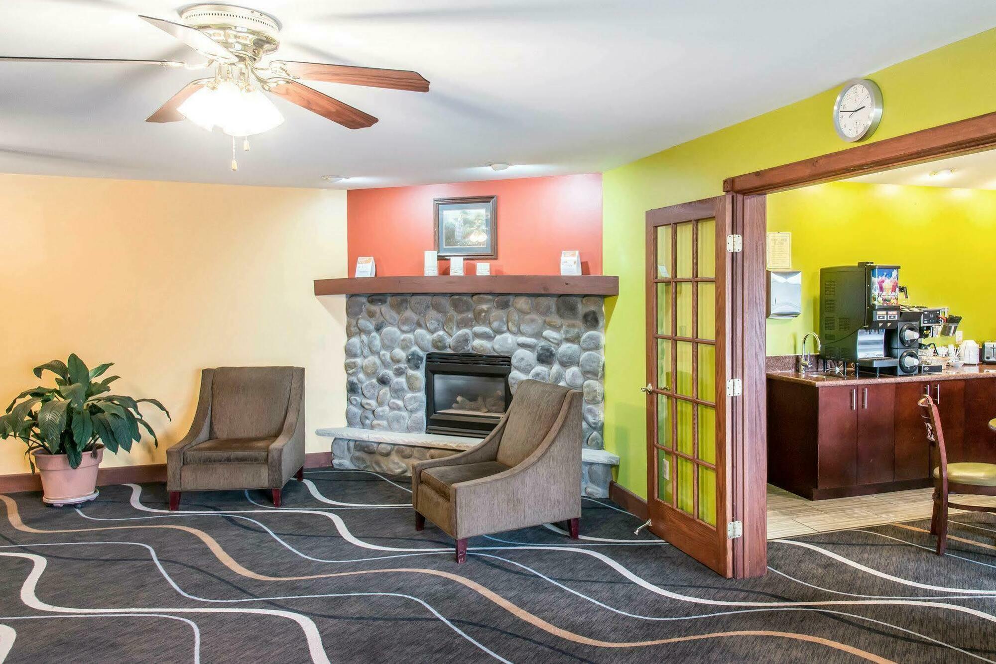 Econo Lodge Inn & Suites Eau Claire Exterior foto